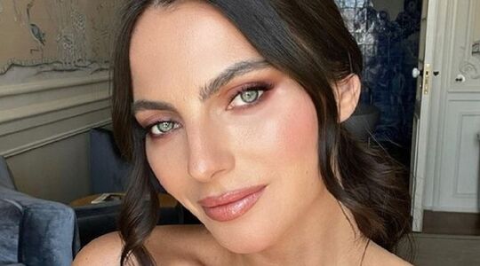 Vriendin van Max Verstappen verblijdt Instagram-volgers met foto in 'de beste witte bikini'