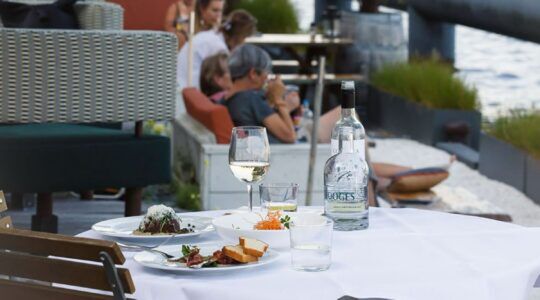 Het terras van Vooges aan 't IJ, waar ze een zonnig terras hebben