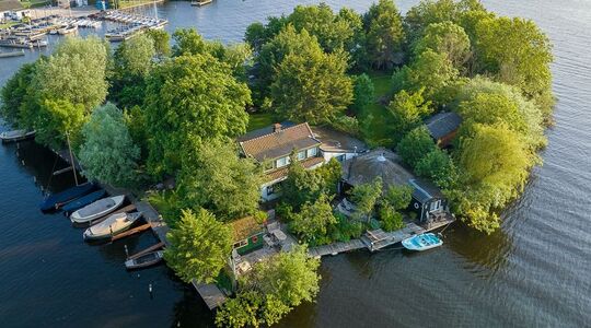 Op Funda staat een privé-eiland midden in de drukte van de Randstad te koop