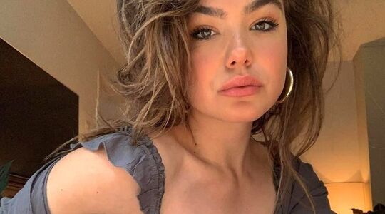 Illustratie voor: Abbey Hoes showt vogelvrij haar figuur met een reeks foto’s in lingeriesetjes