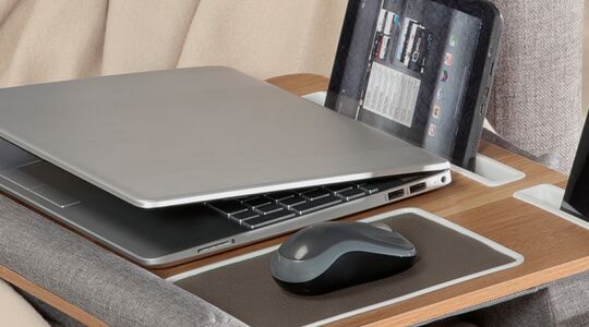 Illustratie voor: Deze goedkope 2-in-1 laptoptafel van ALDI maakt thuiswerken chiller dan ooit