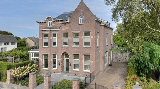 Funda droomvilla in Breda beschikt over een zwembad, gym en ondergronds squash- en basketbalveld