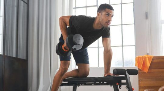 Man die traint met de CRIVIT verstelbare dumbbell van Lidl