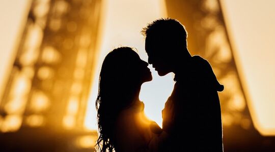 verliefd koppel Eiffeltoren