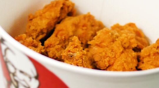 Een bak met Hot Wings van de KFC