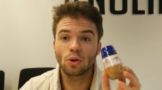 Een man die tips geeft hoe je van aften afkomt