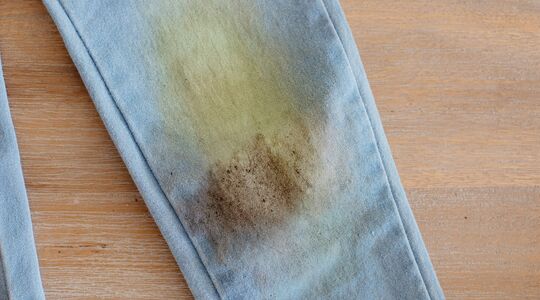 hoe grasvlek uit kleding verwijderen