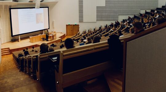 hoeveel salaris verdient hbo-docent per jaar
