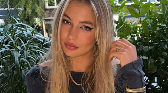 jutta leerdam poseert in jurkje