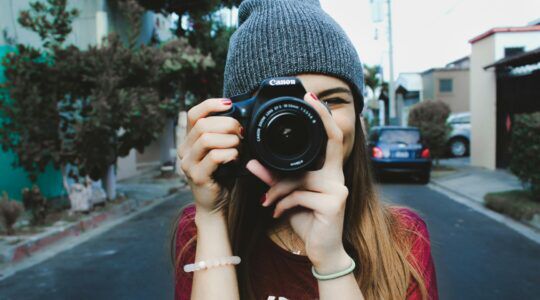 Een vrouw die een foto maakt