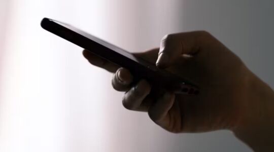 Man met telefoon in z'n hand