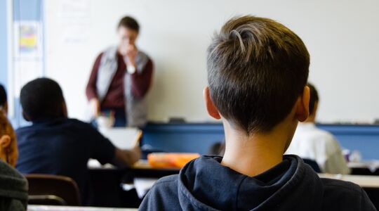 hoeveel salaris verdient een docent middelbare school