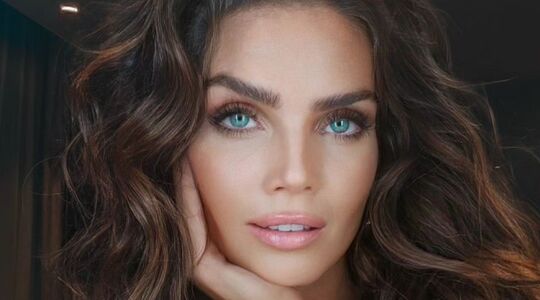 Illustratie voor: Kim Feenstra showt verschil op Instagram: “Mama op set vs. Mama thuis”