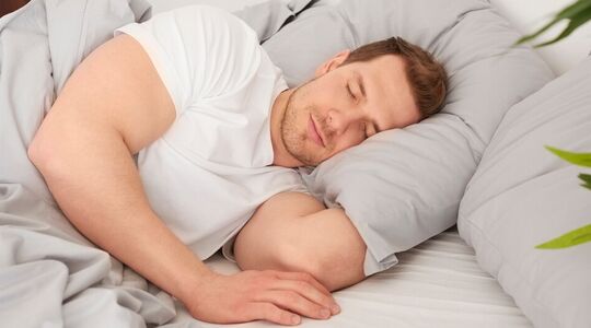 Een man die bezig is met een powernap