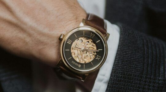 Een man die een horloge draagt