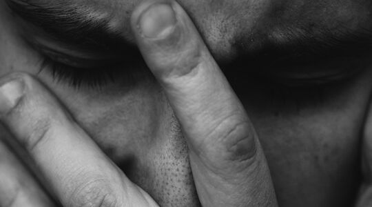 Een man die erg verdrietig kijkt en misschien last heeft van winterdepressie