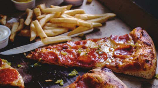 Een bord met ongezond eten