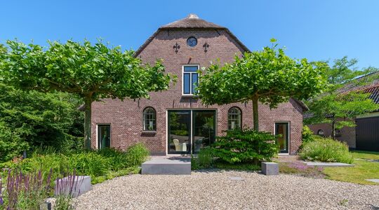 mooie woonboerderij grote tuin te koop funda