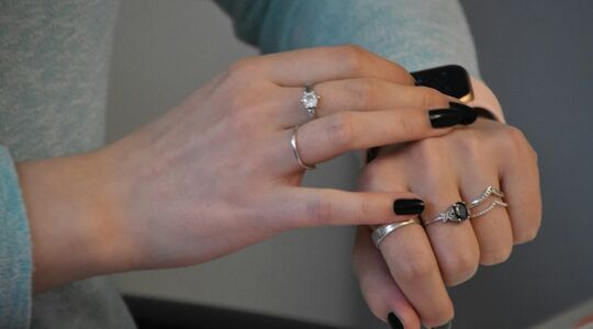 vrouw ontdekt smartwatch fitnessapp vreemdgaan vriend