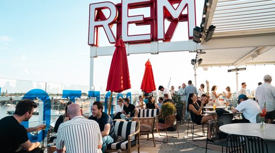 De rooftopbar van REM Amsterdam