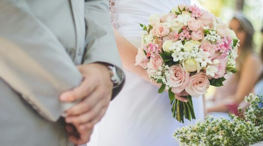 geld betalen bruiloft vriend buitenland