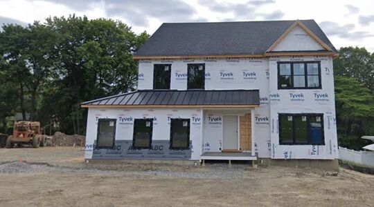 man ontdekt villa op eigen stuk grond