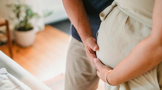 “Mijn schoonzus wil het bed met me induiken, terwijl mijn vrouw zwanger is