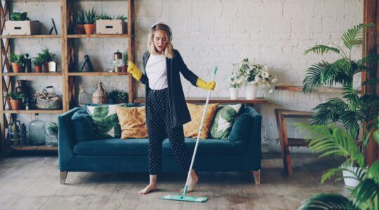 Een vrouw die aan het opruimen is