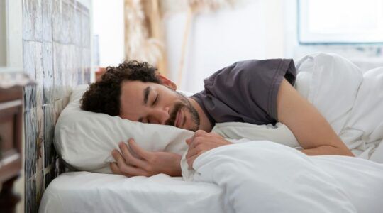 Man die aan het slapen is (en aan het genieten van een goede nachtrust)