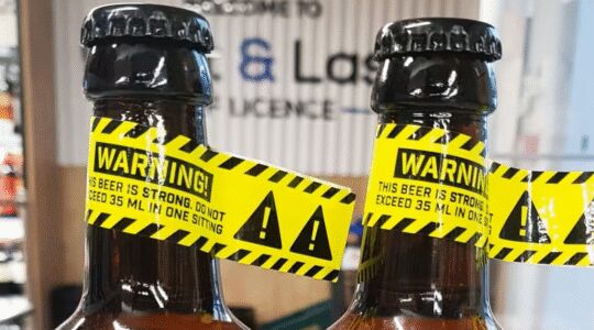 man probeert sterkste biertje