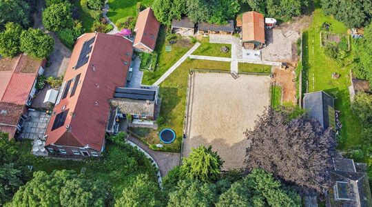 woonboerderij aan water te koop met paardenstallen