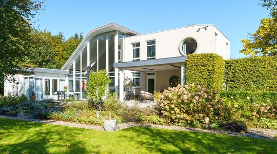 Illustratie voor: Radio-dj Jeroen van Inkel zet futuristische villa te koop en hoopt op € 300.000,- winst