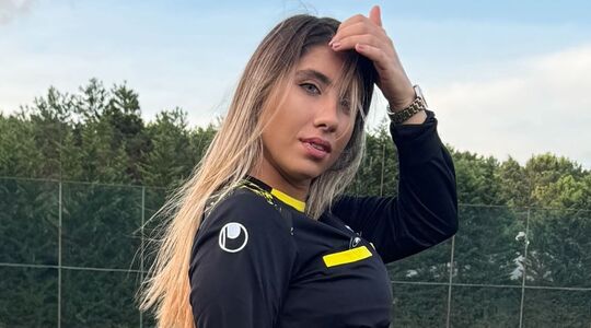 scheidsrechter geschortst turkse vrouw