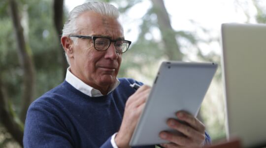 Een oude man aan het werk