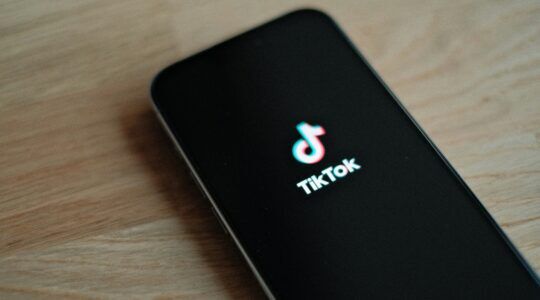 meiden ontdekken dezelfde vriend te hebben