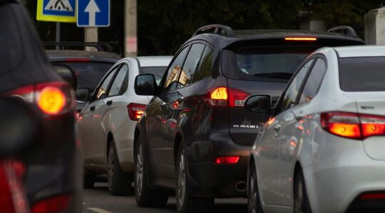 Illustratie voor: Waarom files langer worden door elektrische auto’s