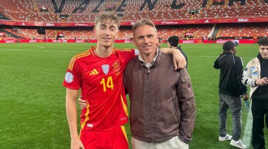 Dean Huijsen, de voetballer van wie de transferwaarde gestegen is, en zijn vader op het voetbalveld