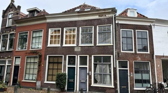 voorzijde van piepklein huis in Gouda.