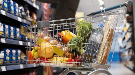 Foto van winkelwagentje in een van de supermarkten die vergeten de kortingen door te voeren.
