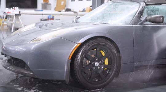 De oude Tesla Roadster die een make-over onderging.