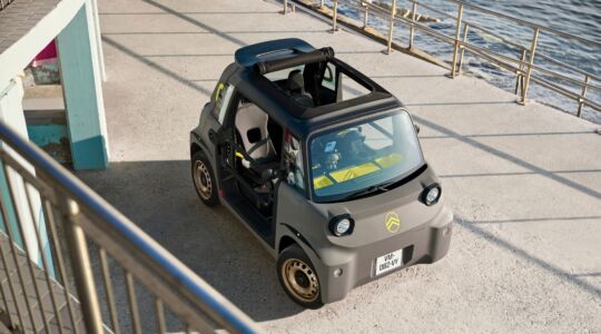 Citroën Ami Buggy van bovenaf op de boulevard aan het strand