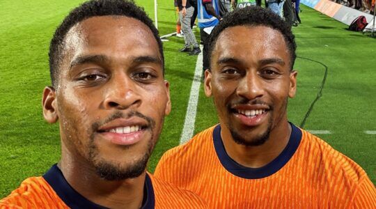 Jurriën Timber, die bij Arsenal een hoog salaris verdient, en zijn broer Quentin Timber, die bij Feyenoord speelt
