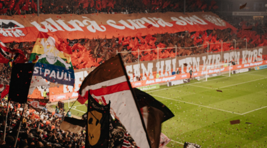 Inkijkje in het Millerntor-Stadion van Sankt Pauli