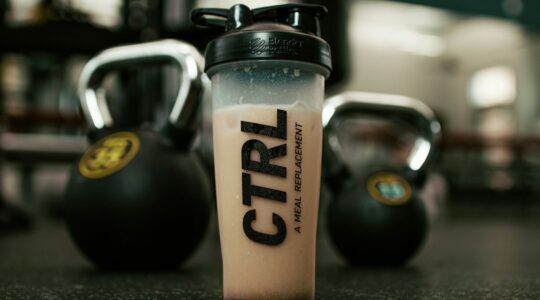 Een proteïneshake, wat zorgt voor betere spiereiwitsynthese.