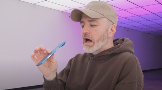 De man die de nieuwe iPhone 17 Air heeft getest