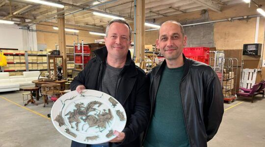 Twee mannen met het Pablo Picasso bord, welke gevonden is in Antwerpen