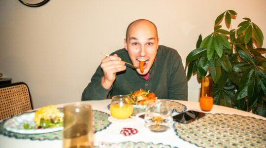 Een man die gezond eet