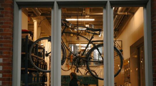 Fiets die hangt in de etalage van een fietsenwinkel