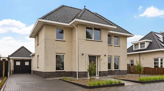 De voorzijde van de villa die over een bijzondere mancave beschikt.