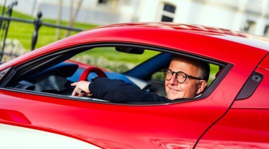 Michel Perridon, de man die een Verstappen-investering afwees, in een rode auto.